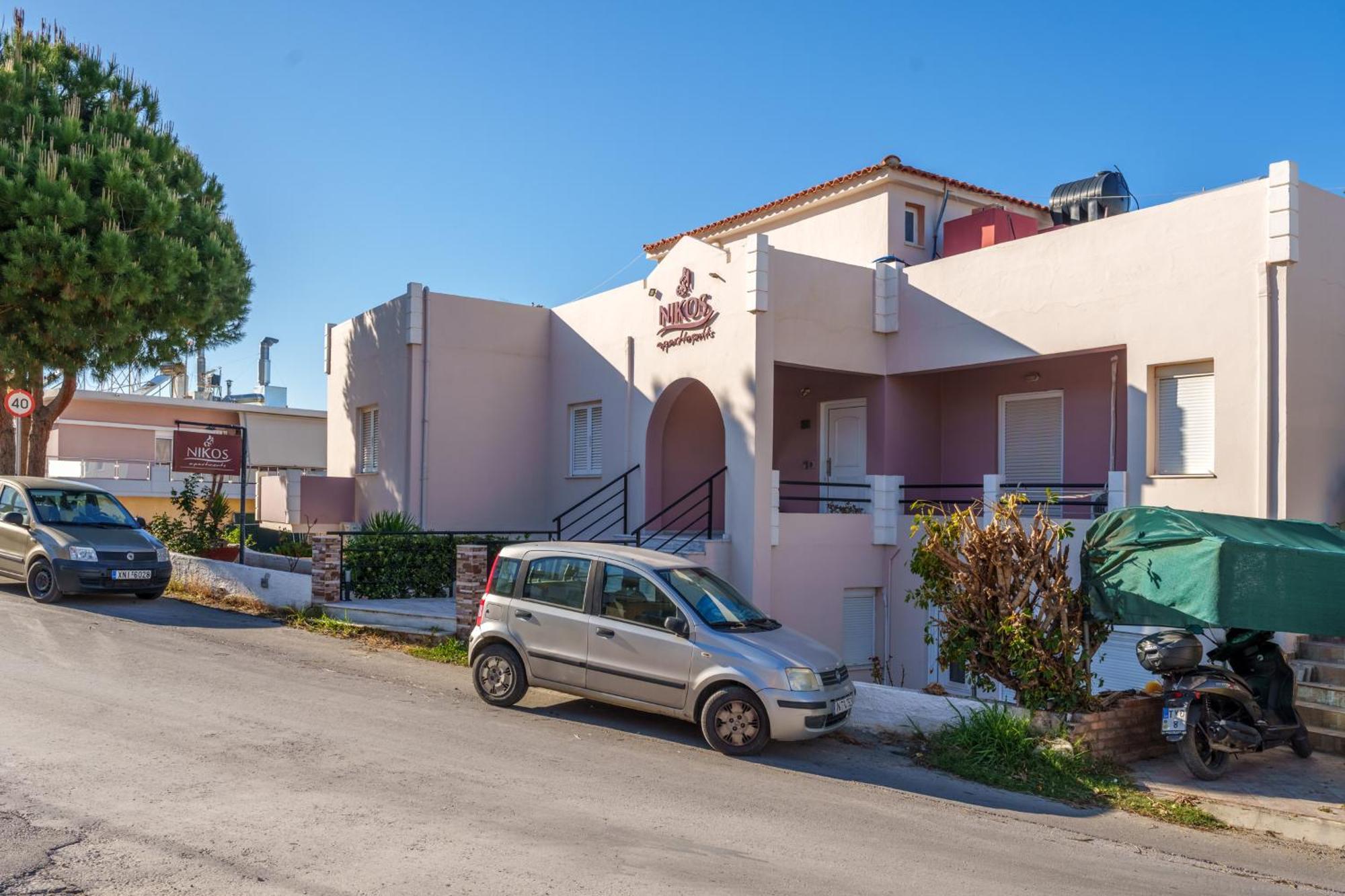 Nikos Apartments Agia Marina Екстериор снимка