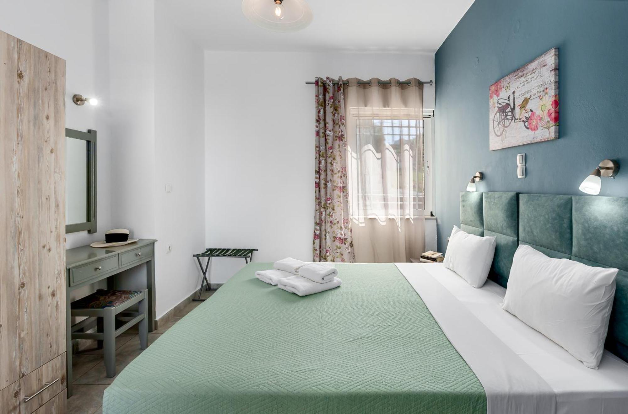 Nikos Apartments Agia Marina Екстериор снимка