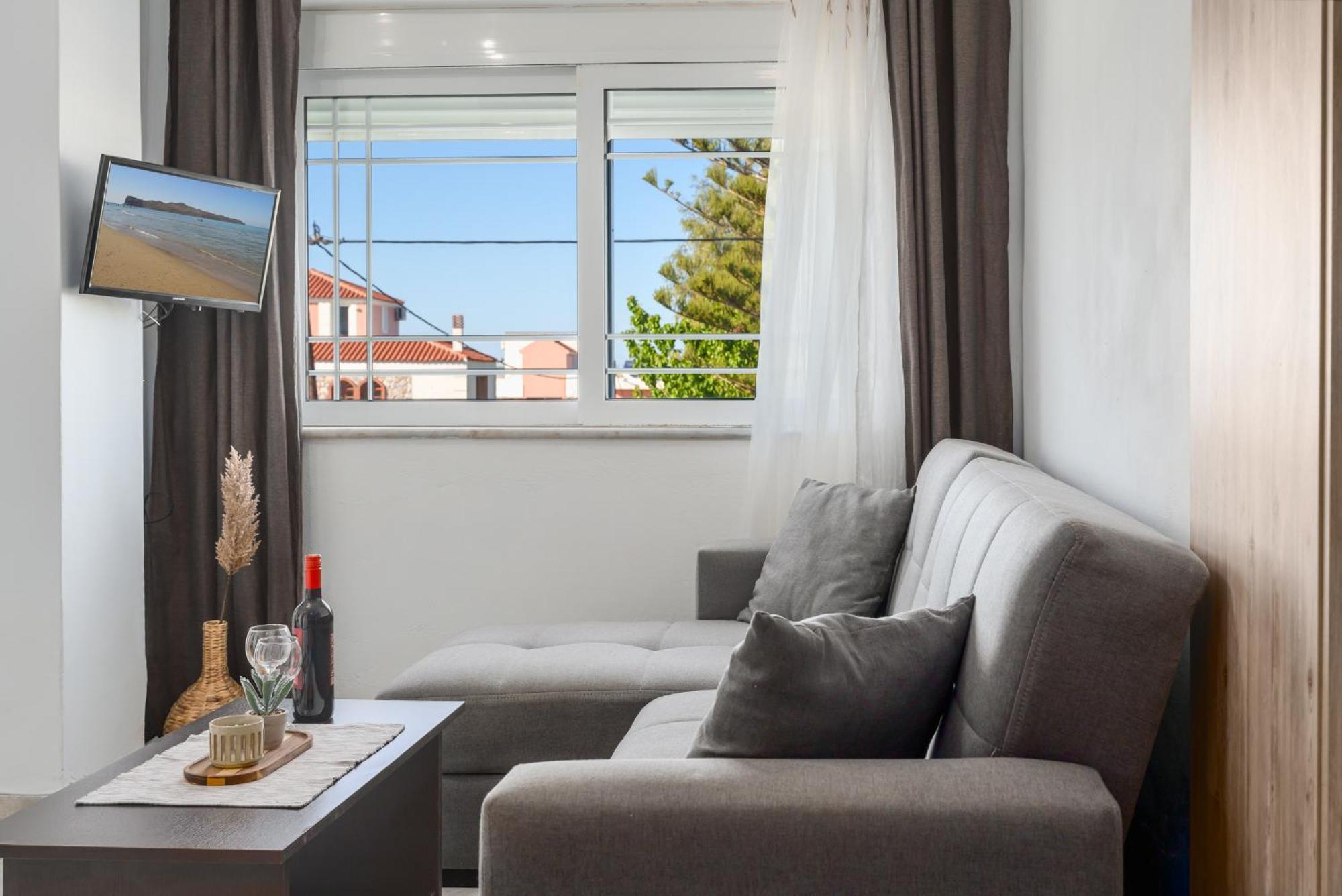 Nikos Apartments Agia Marina Екстериор снимка