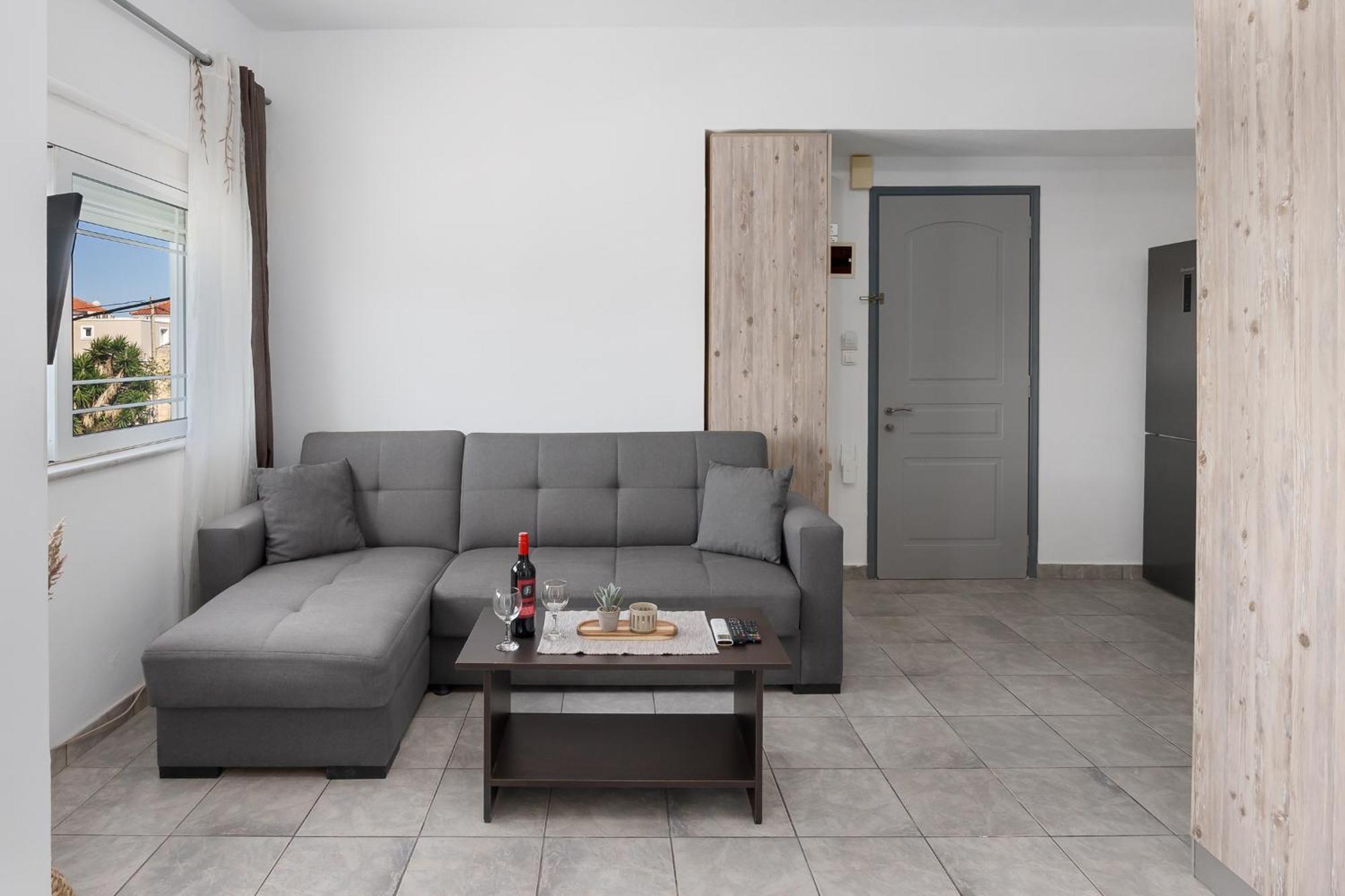 Nikos Apartments Agia Marina Екстериор снимка