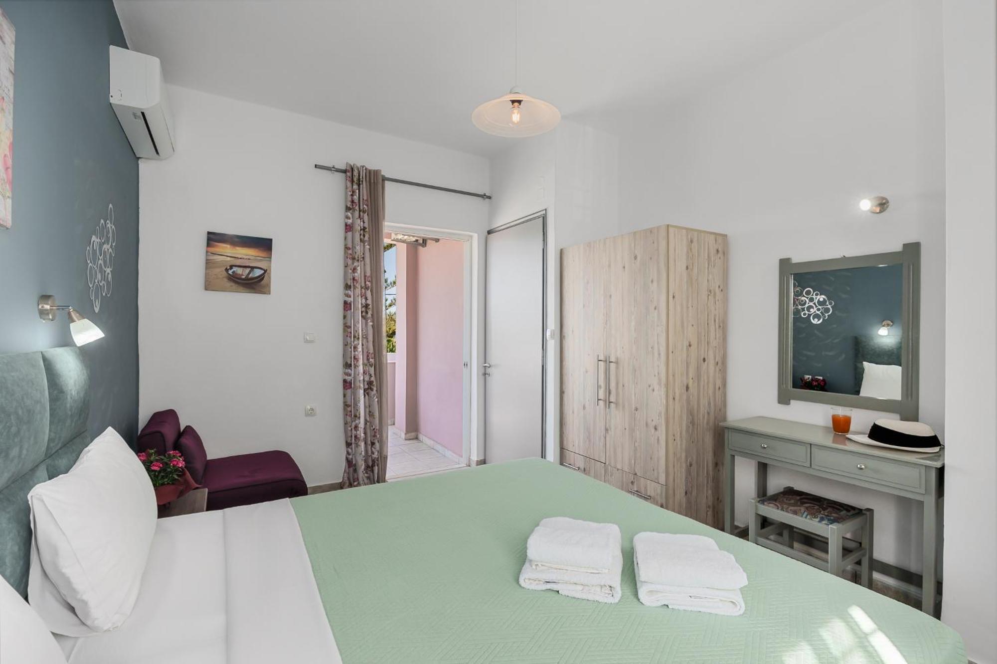 Nikos Apartments Agia Marina Екстериор снимка